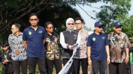 Foto : Sri Wahyuni Sekda Prov. Kaltim di Dampingi Kadispora Agus Hari Kesuma Saat Membuka Kegiatan Pelepasan Kirab Pemuda