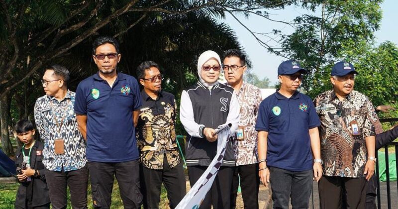 Foto : Sri Wahyuni Sekda Prov. Kaltim di Dampingi Kadispora Agus Hari Kesuma Saat Membuka Kegiatan Pelepasan Kirab Pemuda