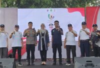 Foto : AHK Kadispora Kaltim Mendampingi Sri Wahyuni Sekda Prov. Kaltim Saat Foto Bersama Forkominda Yang Hadir