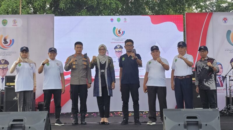 Foto : AHK Kadispora Kaltim Mendampingi Sri Wahyuni Sekda Prov. Kaltim Saat Foto Bersama Forkominda Yang Hadir