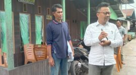 Foto : Baharuddin Demmu Saat Menyambangi Desa Muara Badak Ulu