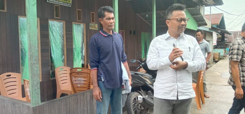 Foto : Baharuddin Demmu Saat Menyambangi Desa Muara Badak Ulu