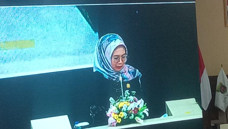 Foto : Puji Setyowati saat membaca laporan akhir komisi IV DPRD Kaltim terkait Ranperda PUG