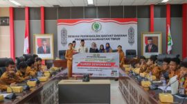 Foto : Wakil Ketua Komisi IV DPRD Kaltim Puji Setyowati dan Anggota Komisi IV DPRD Kaltim Fitri Maisyaroh Usai Menyampaikan Paparan Materi Motivasi Kepemimpinan dan Kiat serta Tantangan Menjadi Pemimpin di Gedung E Kantor DPRD Kaltim.