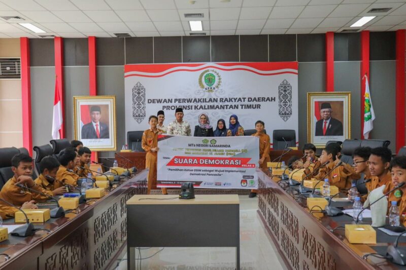 Foto : Wakil Ketua Komisi IV DPRD Kaltim Puji Setyowati dan Anggota Komisi IV DPRD Kaltim Fitri Maisyaroh Usai Menyampaikan Paparan Materi Motivasi Kepemimpinan dan Kiat serta Tantangan Menjadi Pemimpin di Gedung E Kantor DPRD Kaltim.