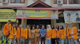 Foto : Rinto (Dosen FH Uniba) Bersama Kelompok Mahasiswa KKN B5A dan B5B Universitas Balikpapan