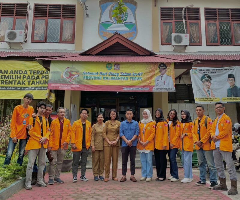 Foto : Rinto (Dosen FH Uniba) Bersama Kelompok Mahasiswa KKN B5A dan B5B Universitas Balikpapan