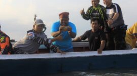 Foto: Bupati Kutai Kartanegara (Kukar), Edi Damansyah, bersama para nelayan Kukar. (Istimewa)