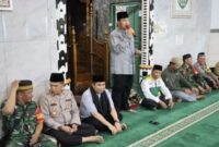 Foto: Sekda Kukar, Sunggono bersama masyarakat Desa Anggana di Masjid Al Magfiroh.