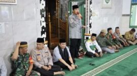 Foto: Sekda Kukar, Sunggono bersama masyarakat Desa Anggana di Masjid Al Magfiroh.