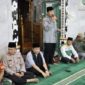 Foto: Sekda Kukar, Sunggono bersama masyarakat Desa Anggana di Masjid Al Magfiroh.