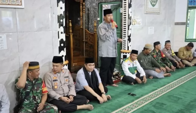 Foto: Sekda Kukar, Sunggono bersama masyarakat Desa Anggana di Masjid Al Magfiroh.