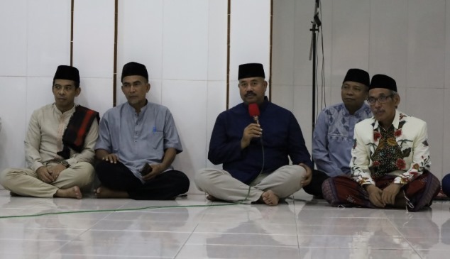 Foto: Bupati Kukar, Edi Damansyah, bersama warga Desa Loa Janan Ilir.