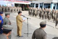 Foto: Suasana apel pagi Sekda Kukar, Sunggono bersama Satpol PP Kukar.