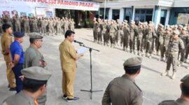 Foto: Suasana apel pagi Sekda Kukar, Sunggono bersama Satpol PP Kukar.