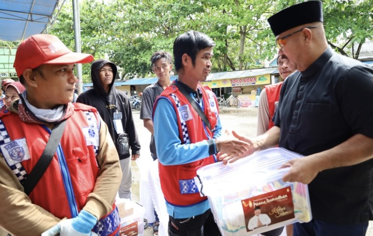 Foto: Bupati Kukar, Edi Damansyah, serahkan bantuan kepada Juru Parkir.