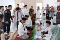 Foto: Suasana Bupati Kukar Edi Damansyah dan para pejabat, menyalurkan zakat mal ke BAZNAS Kukar.