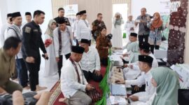 Foto: Suasana Bupati Kukar Edi Damansyah dan para pejabat, menyalurkan zakat mal ke BAZNAS Kukar.