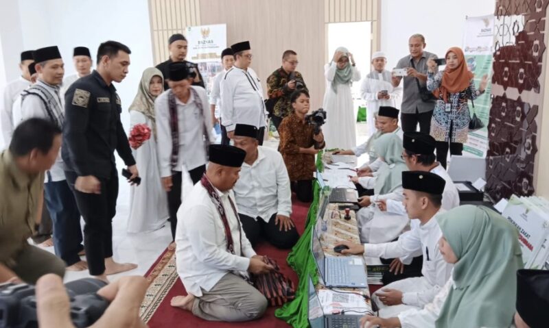 Foto: Suasana Bupati Kukar Edi Damansyah dan para pejabat, menyalurkan zakat mal ke BAZNAS Kukar.