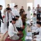 Foto: Suasana Bupati Kukar Edi Damansyah dan para pejabat, menyalurkan zakat mal ke BAZNAS Kukar.