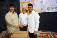 Foto: Bupati Kukar, Edi Damansyah, beri pengharggan pada Pondok Thafiz Qur'an (PTQ). 