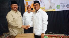 Foto: Bupati Kukar, Edi Damansyah, beri pengharggan pada Pondok Thafiz Qur'an (PTQ). 