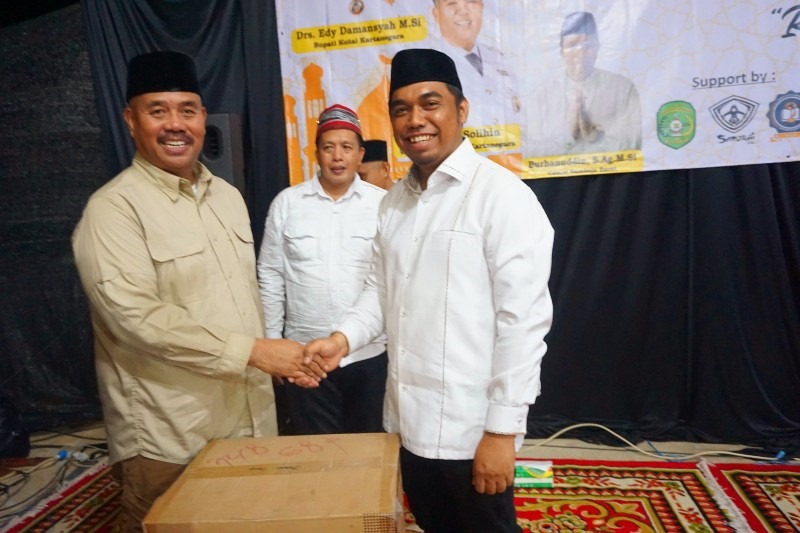 Foto: Bupati Kukar, Edi Damansyah, beri pengharggan pada Pondok Thafiz Qur'an (PTQ). 