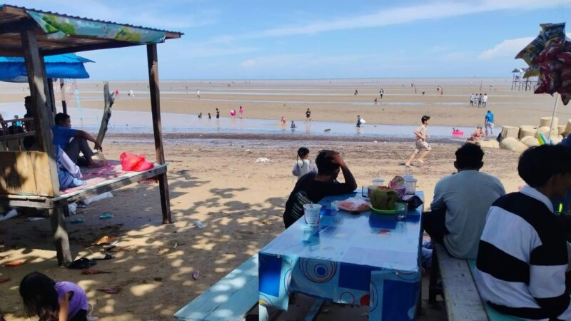 Foto: Suasana ramai wisatawan Pantai Biru Kersik.