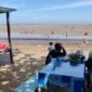 Foto: Suasana ramai wisatawan Pantai Biru Kersik.