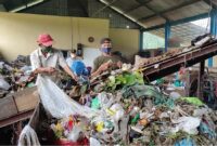 Foto: Proses Warga Desa Suka Maju mengolah sampah menjadi produk bermanfaat.