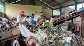 Foto: Proses Warga Desa Suka Maju mengolah sampah menjadi produk bermanfaat.